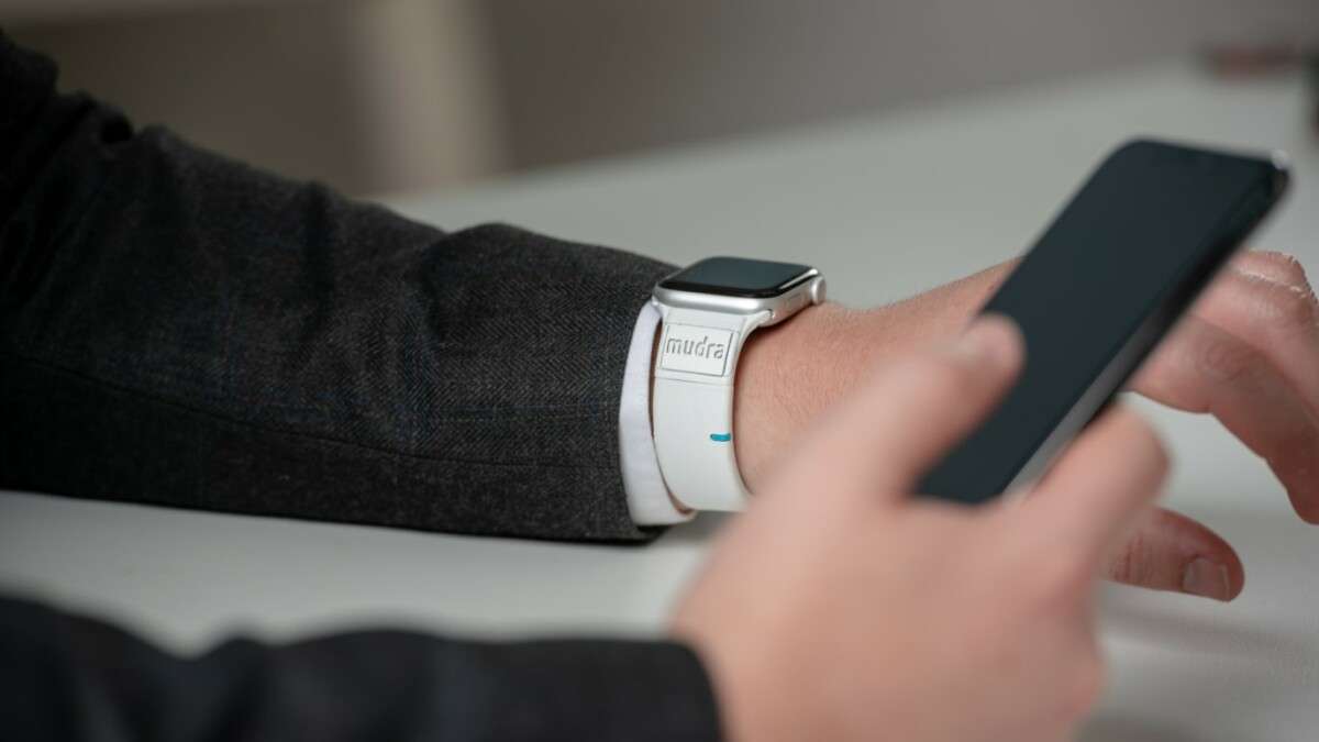 Apple Watch 6: Neuartiges Mudra Band steuert Smartwatch mit euren Gedanken