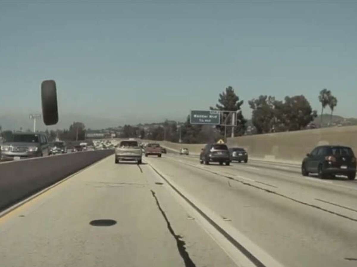 Autopilot entspannt: Tesla Model 3 weicht blitzschnell fliegendem Reifen aus