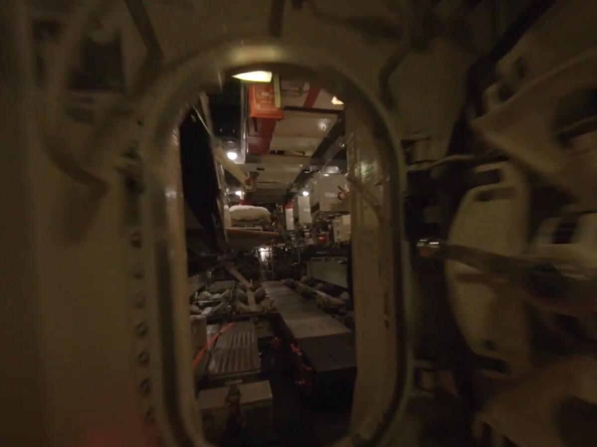 Beeindruckende Präzision: Pilot gelingt Drohnenflug durch U-Boot-Inneres