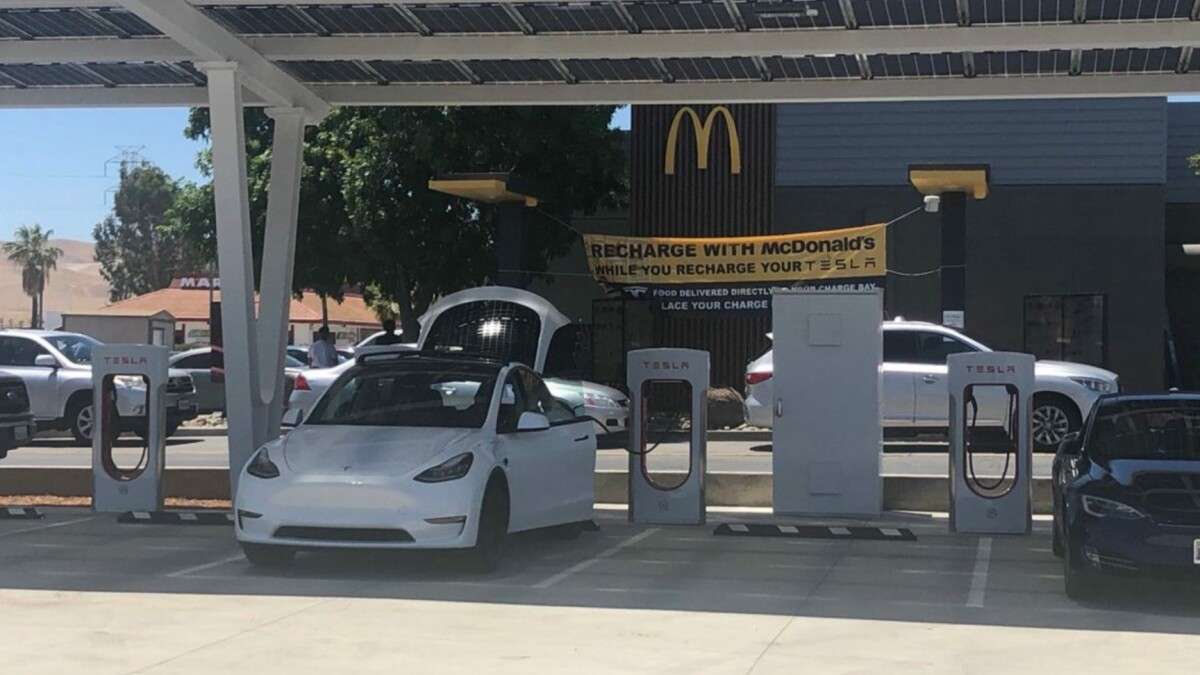 Bestellungen am Tesla Supercharger: McDonald's füttert jetzt Ladehungrige