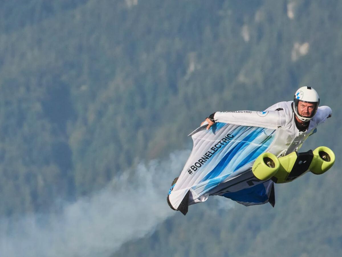BMW präsentiert E-Wingsuit: Mit 300 km/h den Berg runter - bald ein normales Hobby?